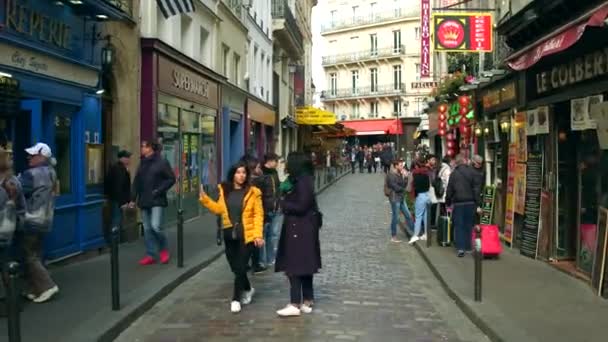 Paris, Frankrijk - 7 oktober 2017. POV wandeling langs de Parijse rue de la Harp, een straat in het Quartier Latin. — Stockvideo