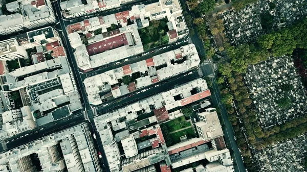 Vista aérea de cima para baixo do bairro de Montparnasse e famoso cemitério em Paris, França — Fotografia de Stock