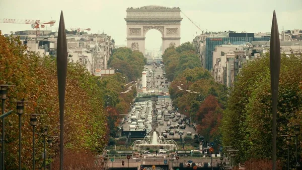 Paris, Francja - 8 października 2017 r. Korku samochodów w pobliżu słynnego Łuku Triumfalnego lub łuk triumfalny, teleobiektywu strzał — Zdjęcie stockowe