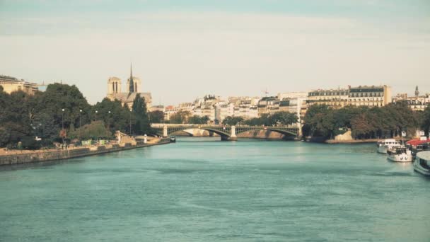 Nábřeží řeky Seiny a proslulou katedrálu Notre-Dame — Stock video