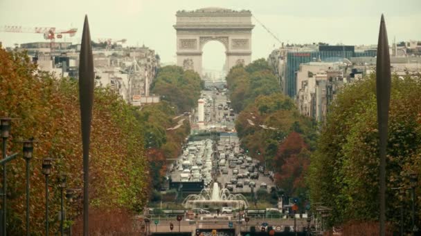 Paris, Frankrijk - 8 oktober 2017. Auto verkeersopstopping in de buurt van de beroemde Arc de Triomphe of de triomfboog, telelens schot — Stockvideo