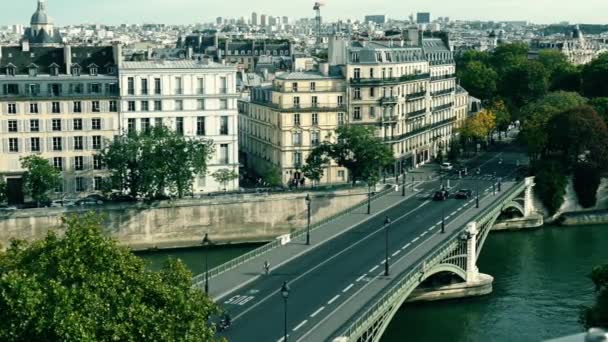Vista al puente y edificios tradicionales en París, Francia. Establecimiento de tiro — Vídeos de Stock