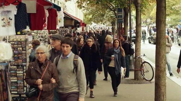 PARIS, FRANÇA - OUTUBRO 7, 2017. Barracas de lembrança em uma calçada em um lugar turístico — Fotografia de Stock