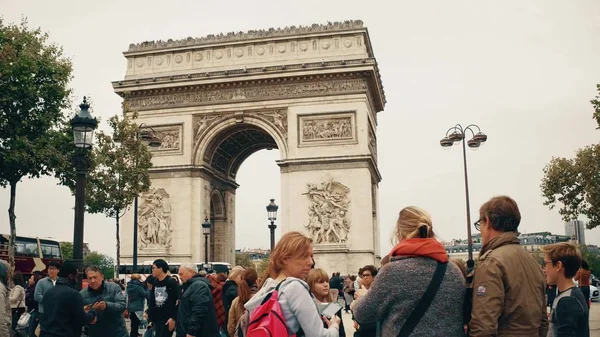 Paris, Frankreich - 8. Oktober 2017. viele Touristen gehen in der Nähe des berühmten Triumphbogens oder Arc de Triomphe — Stockfoto