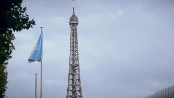 Paris, Frankrijk - 8 oktober 2017. Wapperende vlag van de Unesco tegen de top van de Eiffel toren — Stockvideo