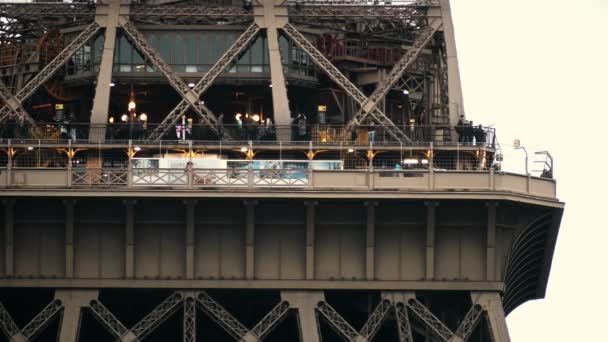 Paris, Franciaország - október 8-án, 2017. A megfigyelő fedélzetre a az Eiffel-torony. Teleobjektív lövés — Stock videók