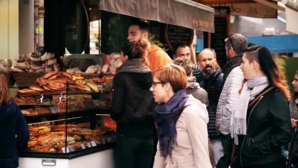 Paris, Frankrike - 7 oktober 2017. Kunder på bakverk stall på gatan — Stockvideo