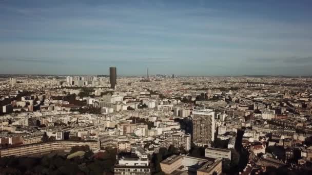Widok z lotu ptaka gród Paryż i wieżę Eiffla w słoneczny dzień, Francja — Wideo stockowe