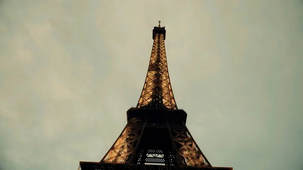 Paris, Frankrijk - 7 oktober 2017. Verlicht Eiffeltoren in de avond, lage hoek schoot — Stockfoto