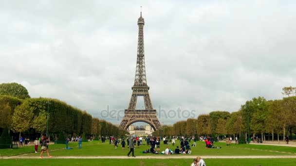 PARIS, FRANCIA - 7 DE OCTUBRE DE 2017. Icónica toma del concurrido Campo de Marte la Torre Eiffel en un día soleado — Vídeos de Stock