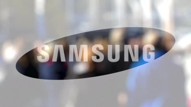 Logotipo da Samsung em um copo contra a multidão turva no steet. Renderização 3D editorial — Vídeo de Stock