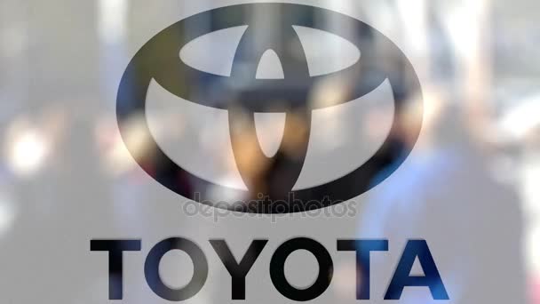 Toyota logo na sklenici proti rozmazané dav na steet. Úvodník 3d vykreslování — Stock video