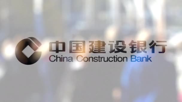 China Construction Bank logo su un bicchiere contro la folla offuscata sulla steet. Rendering editoriale 3D — Video Stock