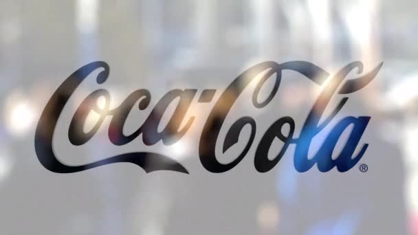 Logo Coca-Cola pada gelas melawan kerumunan kabur di atas steet. Perenderan 3D Editorial — Stok Video