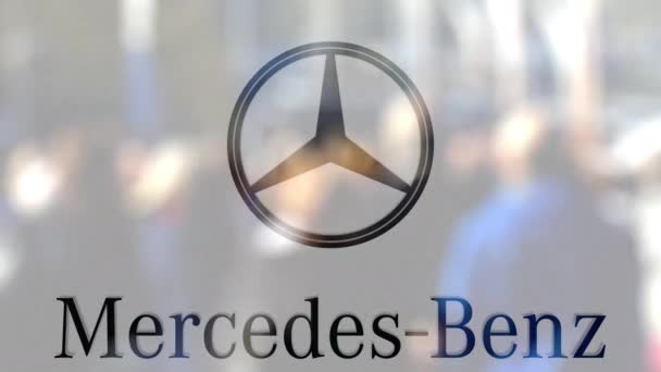 Логотип Mercedes-Benz на стакане против размытой толпы на стите. Редакционная 3D рендеринг — стоковое видео
