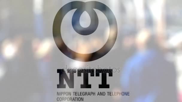 Nippon Telegraph en telefoon Corporation Ntt-logo op een glas tegen wazig menigte op de steet. Redactioneel 3D-rendering — Stockvideo