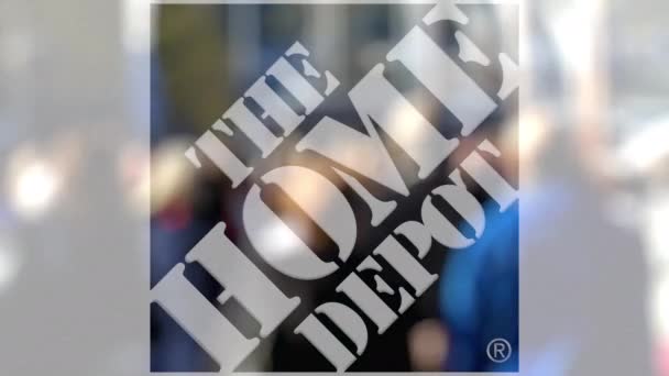 Логотип Home Depot на стакане против размытой толпы на стите. Редакционная 3D рендеринг — стоковое видео