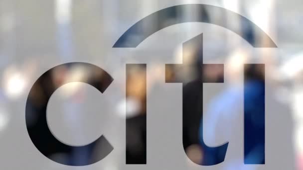 Logotipo Citigroup em um copo contra a multidão turva no steet. Renderização 3D editorial — Vídeo de Stock