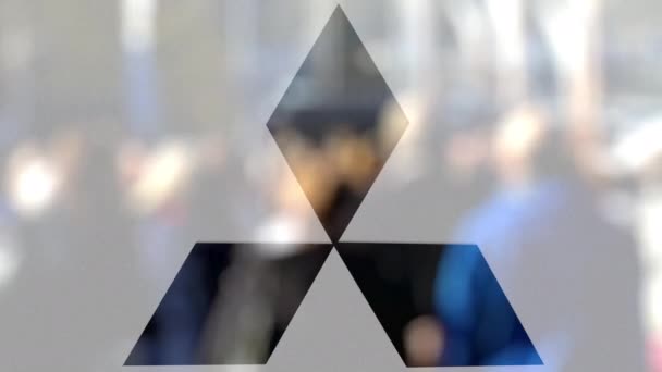 Logo Mitsubishi na szkle przeciwko niewyraźne tłum na ulicę. Redakcji renderowania 3d — Wideo stockowe