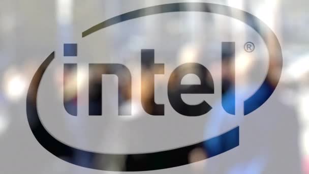 Логотип корпорации Intel на стакане против размытой толпы на стите. Редакционная 3D рендеринг — стоковое видео