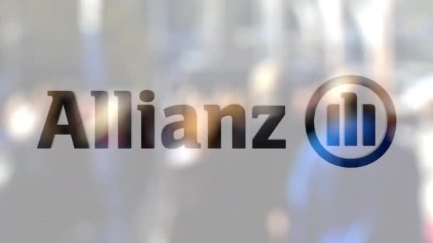 Logo Allianz na sklo proti rozmazané dav na steet. Úvodník 3d vykreslování — Stock video