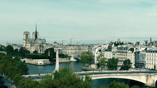 Famosa Catedral de Notre-Dame y el río Sena en París, Francia —  Fotos de Stock