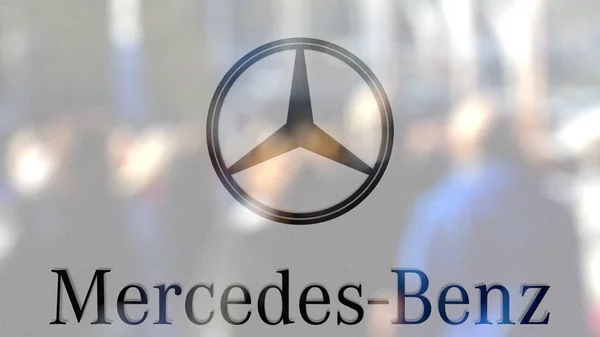 Mercedes-Benz logo på ett glas mot suddig publiken på steet. Redaktionella 3d-rendering — Stockfoto