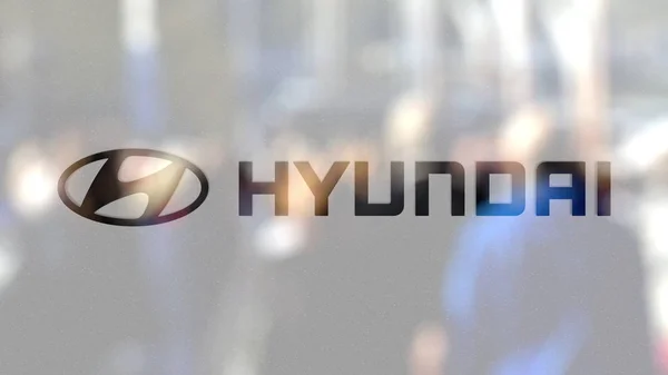 Logotipo de Hyundai Motor Company en un vaso contra la multitud borrosa en el steet. Representación Editorial 3D — Foto de Stock