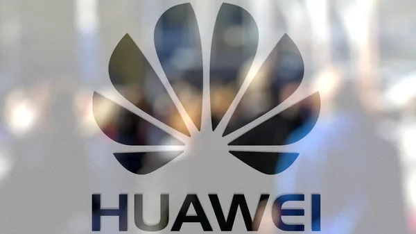 Huawei logo na szklance przed niewyraźne tłum na ulicę. Redakcji renderowania 3d — Zdjęcie stockowe