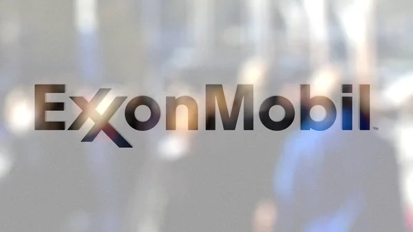 Η ExxonMobil λογότυπο σε ένα ποτήρι κατά θολή πλήθος της οδού. Συντακτική 3d rendering — Φωτογραφία Αρχείου