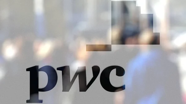 PricewaterhouseCoopers Pwc logo på ett glas mot suddig publiken på steet. Redaktionella 3d-rendering — Stockfoto