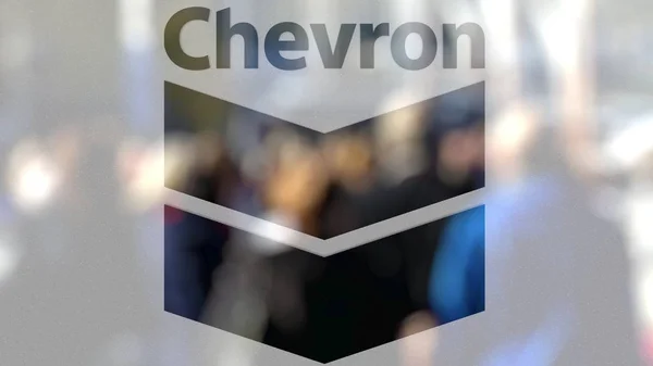 Il logo della Chevron Corporation su un bicchiere contro la folla sfocata sulla steet. Rendering editoriale 3D — Foto Stock