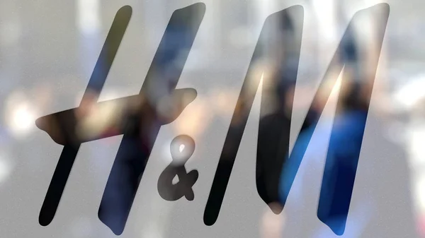 Logotipo H M en un vaso contra la multitud borrosa en el steet. Representación Editorial 3D — Foto de Stock