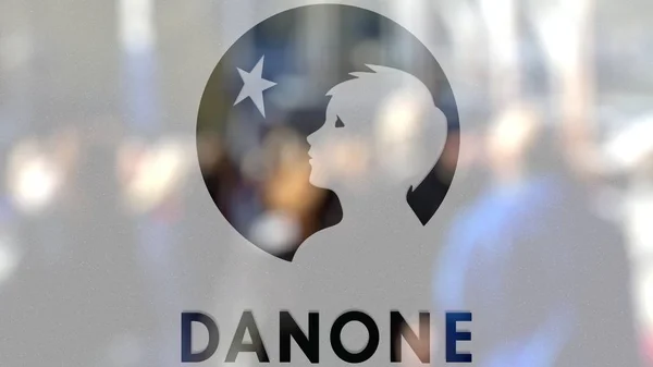 ダノン、スティートのぼやけ群衆に対してガラスのロゴ。3 d レンダリングの社説 — ストック写真