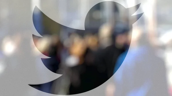 Logotipo de Twitter en un vaso contra la multitud borrosa en el steet. Representación Editorial 3D — Foto de Stock