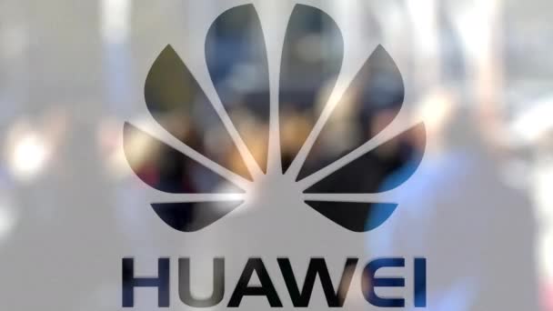 Logo de Huawei en un vaso contra la multitud borrosa en el steet. Representación Editorial 3D — Vídeo de stock