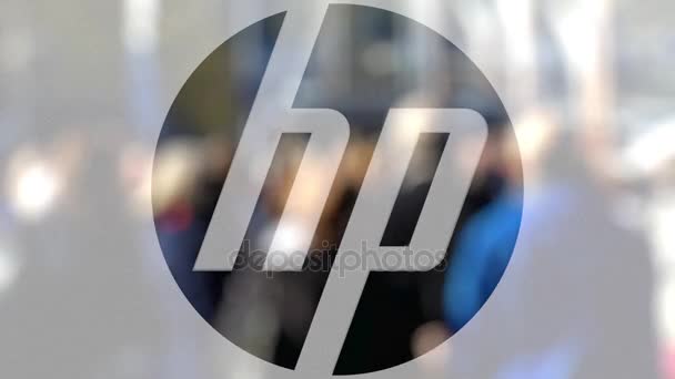 HP Inc. logo su un bicchiere contro la folla offuscata sulla steet. Rendering editoriale 3D — Video Stock