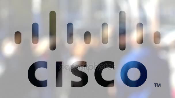 Λογότυπο της Cisco συστήματα σε ένα ποτήρι κατά θολή πλήθος της οδού. Συντακτική 3d rendering — Αρχείο Βίντεο