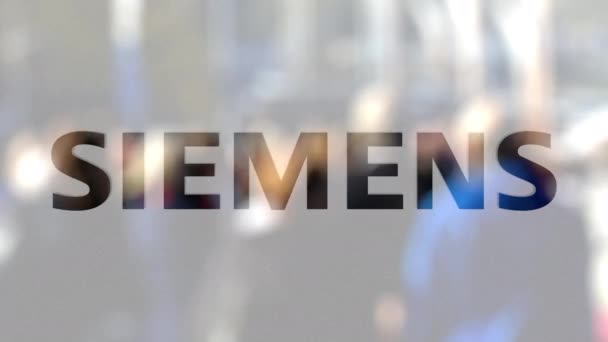 Siemens logo op een glas tegen wazig menigte op de steet. Redactioneel 3D-rendering — Stockvideo