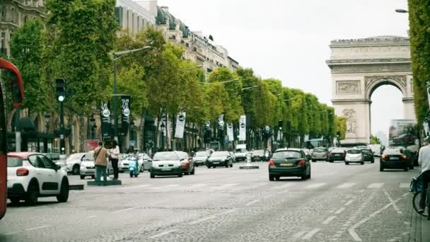 Paříž, Francie – 8. října 2017. Silničního provozu v ulici Champs-Elysees směrem k slavné Arc de Triomphe nebo vítězný oblouk — Stock video
