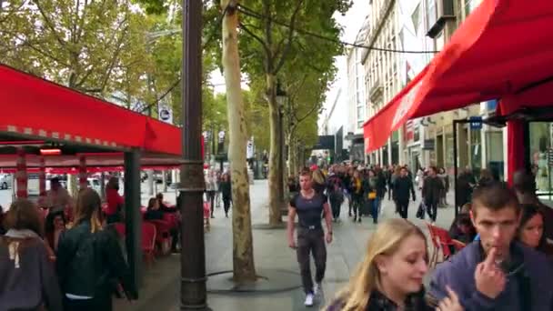 PARIS, FRANCE - OCTOBER 7, 2017. POV walk along crowded famous Champs-Elysees street sidewalk — Stock Video