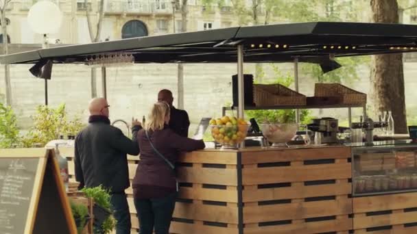 PARIS, FRANCE - OCTOBER 8, 2017. Street cafe on the Seine river embankment — Stock Video