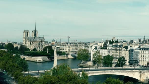 Famosa Catedral de Notre-Dame y el río Sena en París, Francia — Vídeo de stock