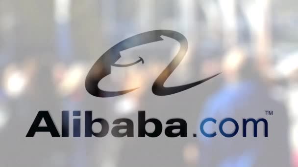 Logotipo de Alibaba.com en un vaso contra la multitud borrosa en el steet. Representación Editorial 3D — Vídeos de Stock