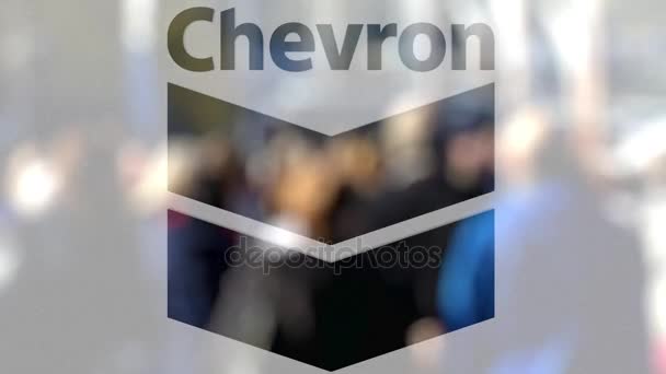 Bir cam steet bulanık kalabalığa karşı Chevron Corporation logo. Editoryal 3d render — Stok video