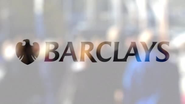 Barclays logo na sklenici proti rozmazané dav na steet. Úvodník 3d vykreslování — Stock video