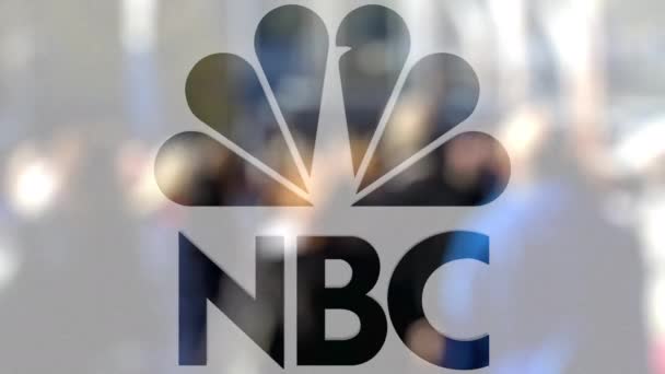 Logo de la National Broadcasting Company NBC sur un verre contre la foule floue sur le steet. Editorial rendu 3D — Video