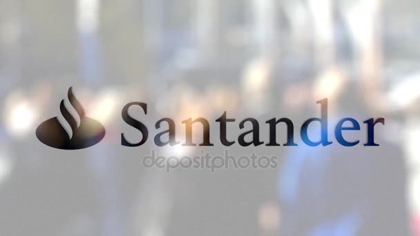 Логотип Сантандера Серфина на стакане против размытой толпы на стите. Редакционная 3D рендеринг — стоковое видео