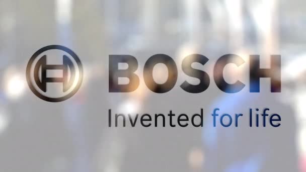 Robert Bosch Gmbh logó egy üveg szemben a steet homályos tömeg. Szerkesztői 3d-leképezés — Stock videók