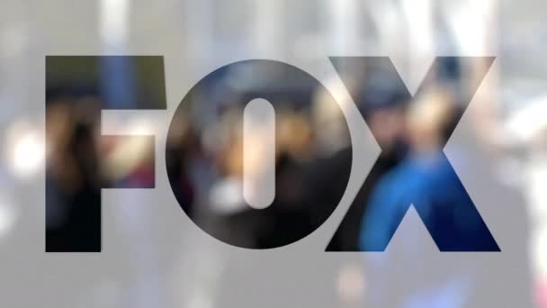 Fox Broadcasting Company logo su un bicchiere contro la folla offuscata sulla steet. Rendering editoriale 3D — Video Stock